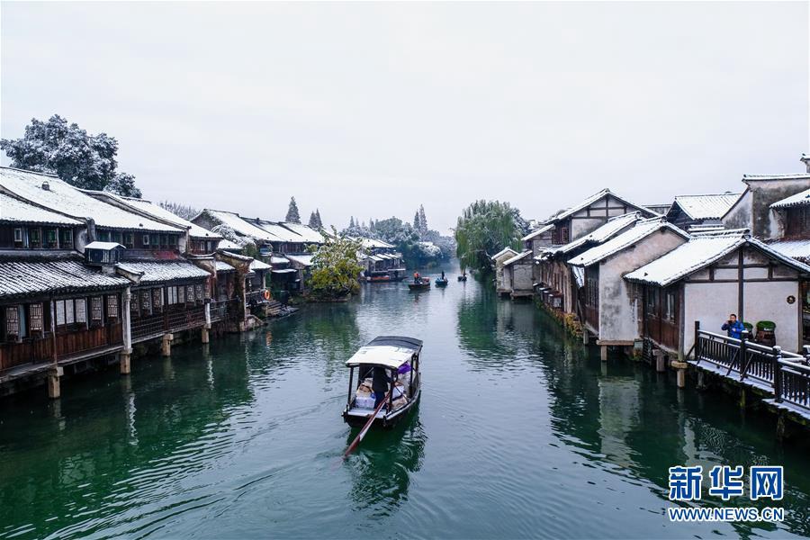 [??? ???? 12? 11?] ??? ??? ???? ?? ??(浙江)? ??(桐鄉(xiāng))? ??? ?? ??? ????(千年古鎭) ??(烏鎮(zhèn))? ????. ?? ??, ?? ?? ?? ??? ??? ?? ??[江南: ??(長江)? ????] ?? ??(水鄉(xiāng))? ??? ???? ????? ??? ???. ??? 12? 9? ?? ?? ?? ??? ????.[??: ??? ??(徐旻) ??]/?? ??: ???(新華網(wǎng))/??: ???