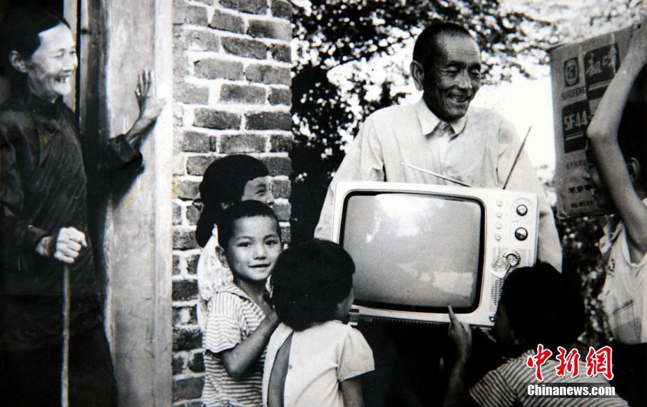 [??? ???? 12? 17?] ???? 40?? ??? ?? ???? ??? ??? ??? ??? ???? ????. ??? ?? ???? ??? ?? ??? ?????, ?? TV? VR ???????, TV ?? ??? ????? ??? ???? ?????. ???? ?? ?? ??? ?? ???? ???, ???, ??? ??? ????. 1982? 8?, ??(湖南)? ? ?? ?? 80? ??? ?? TV? ??? ?? ???? ???? TV? ? ?? ???. [?? ??: ?????/??: ????(李愛民)]/?? ??: ?????(中國新聞網(wǎng))/??: ???