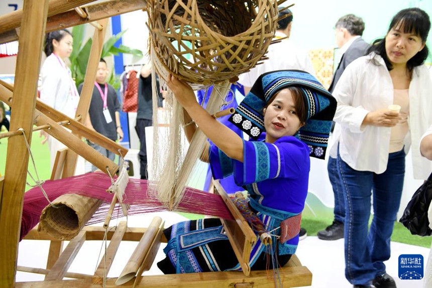 ?5? CICPE ??(廣西) ????? ??? ??(壯族, ??) ??(織錦) ??? ???? ???? ??. ?? ?? ??? ??? ??????. [4? 15? ??/?? ??: ???]