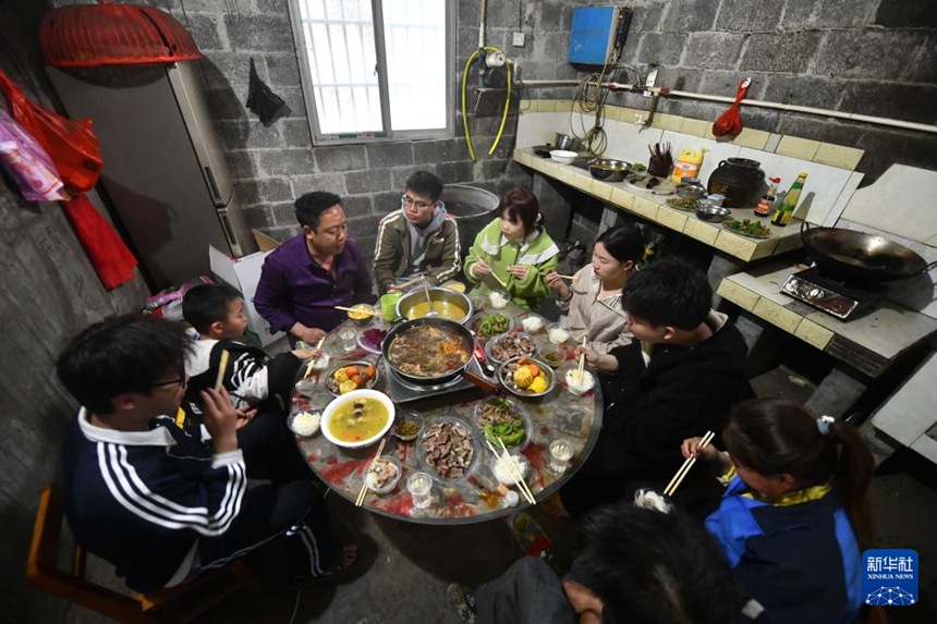 ??? ??(?? ? ??)? ???? ‘????’(團(tuán)圓飯: ?? ?? ?? ?? ?? ?)? ???. [1? 20? ??/?? ??: ???]